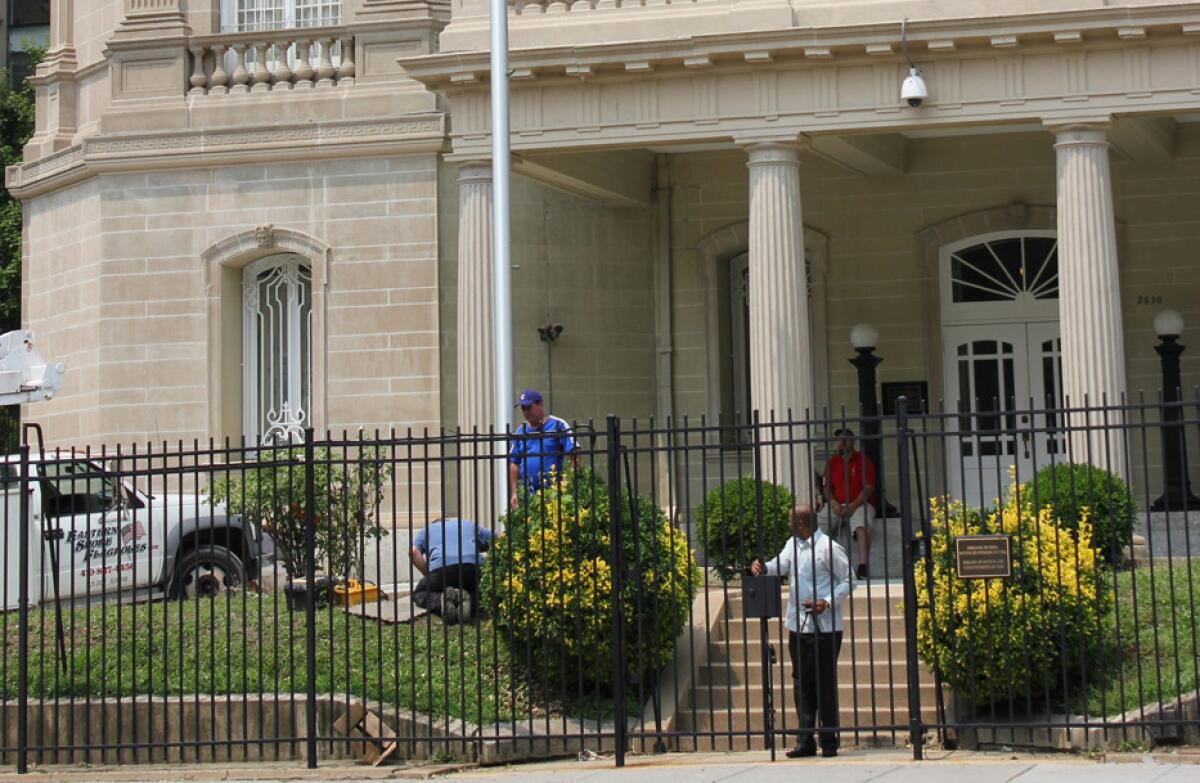 MIA02. WASHINGTON (ESTADOS UNIDOS), 10/6/2015.- Vista de la Sección de Intereses de Cuba hoy, miércoles 10 de junio de 2015, en Washington (Estados Unidos). El mástil ubicado a la izquierda está listo para izar bandera en el momento en que se anuncie la apertura de embajadas cubana y estadounidense en las respectivas capitales, dentro del marco de proceso de normalización bilateral iniciado en diciembre pasado. Una veintena de funcionarios de la Sección de Intereses de Cuba, incluido el jefe de la misión José Cabañas, cantaron el himno de Cuba y aplaudieron cuando los obreros erigieron el mástil frente al edificio situado en el barrio de Columbia Heights, a unos tres kilómetros de la Casa Blanca. EFE/LUCÍA LEAL