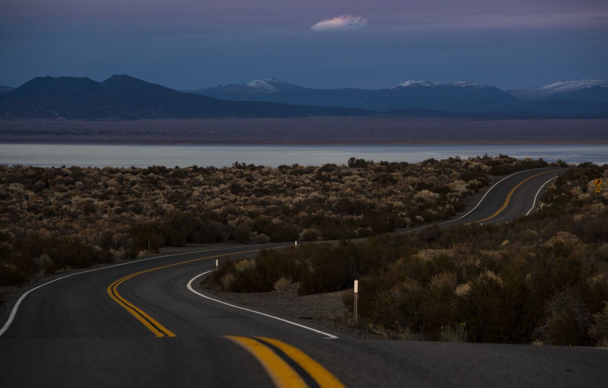 Mono Lake avec des montagnes en arrière-plan.