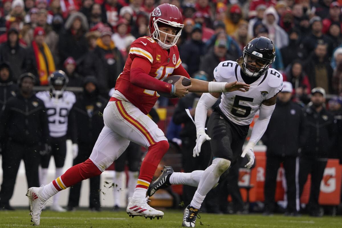 Chiefs, led by hobbled Mahomes, beat Jags 27-20 in playoffs - The San Diego  Union-Tribune