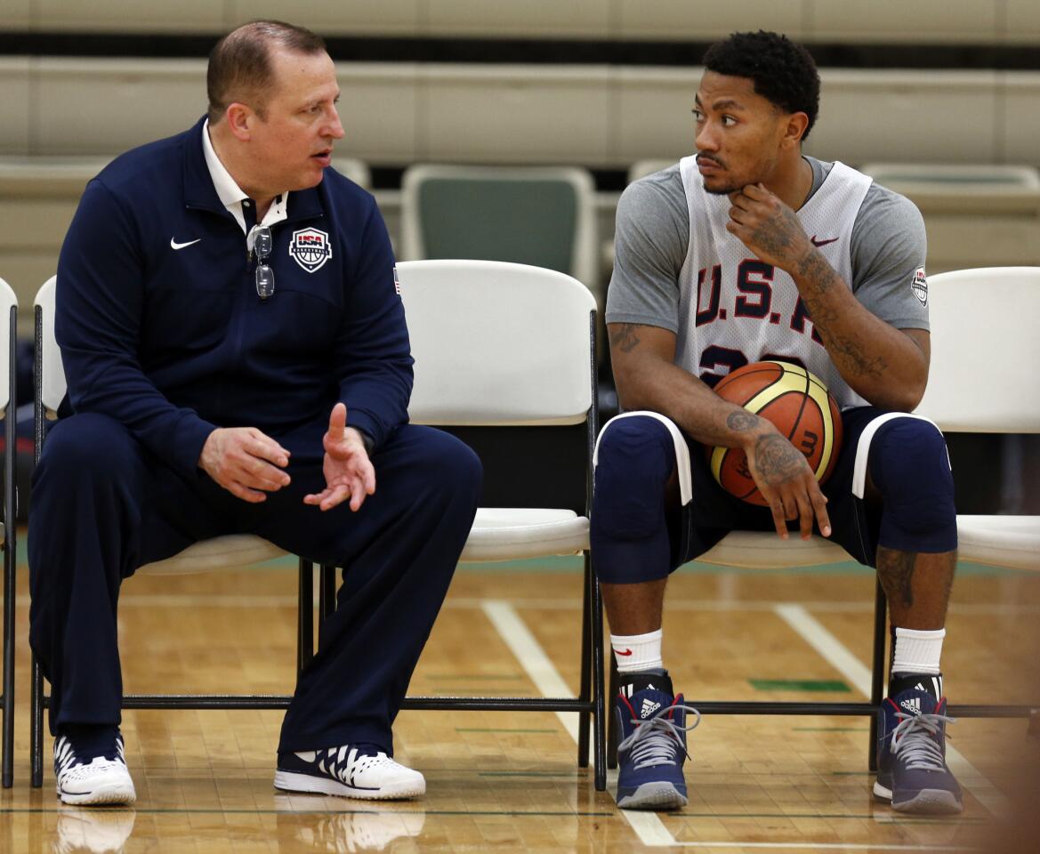 Tom Thibodeau and Derrick Rose chat at the end of team workouts.
