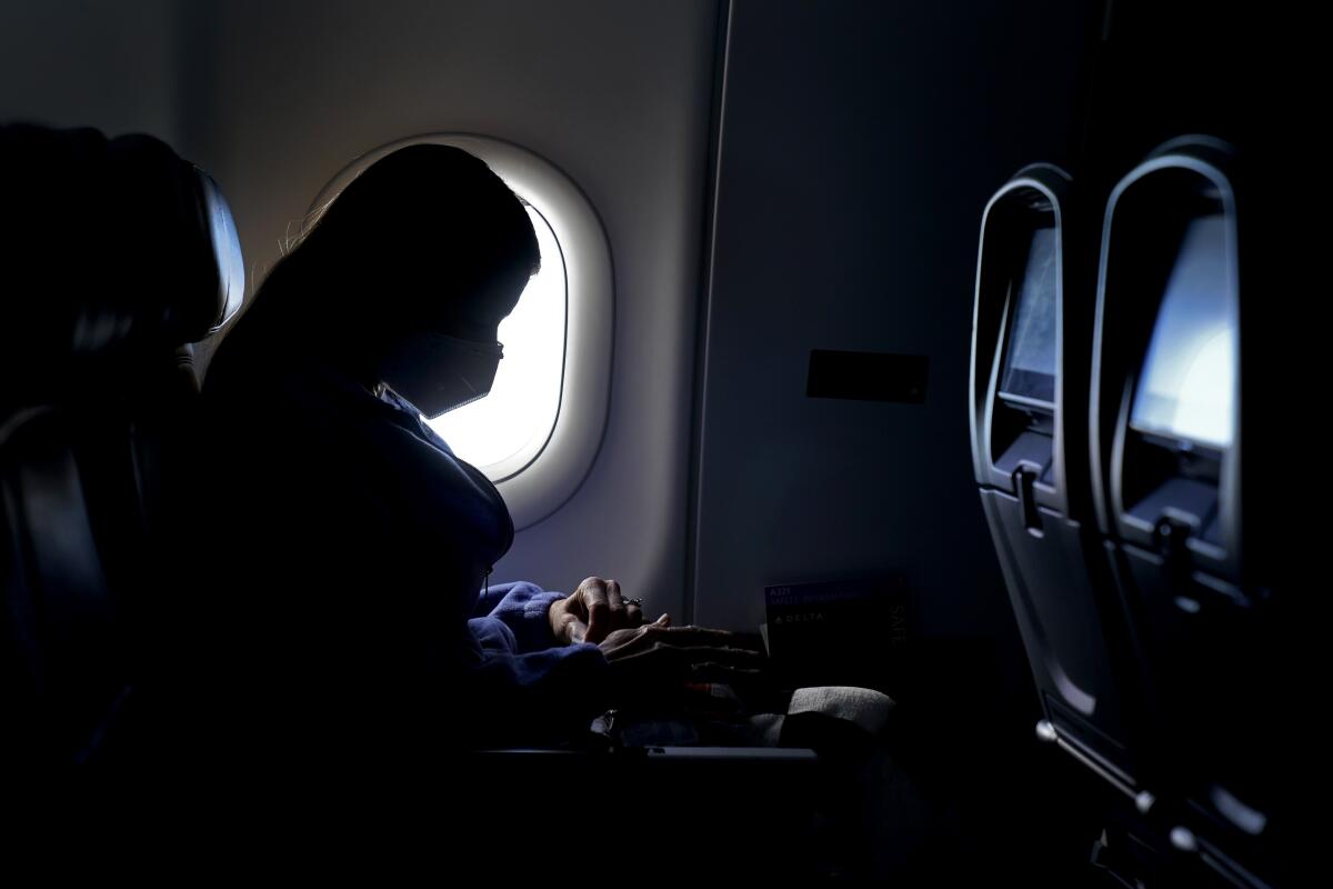 ¿Bloquear asientos en avión reduce riesgo de COVID-19?
