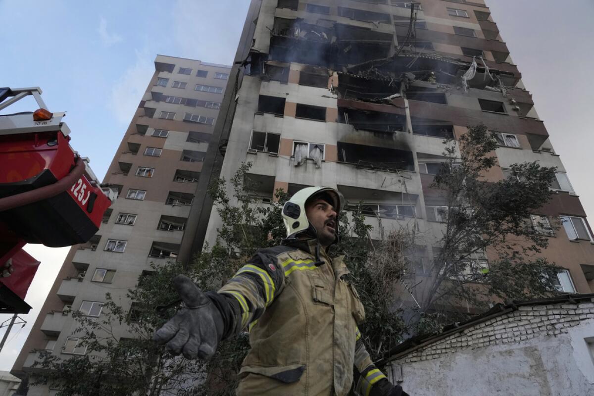 Un bombero frente a un edificio residencial
