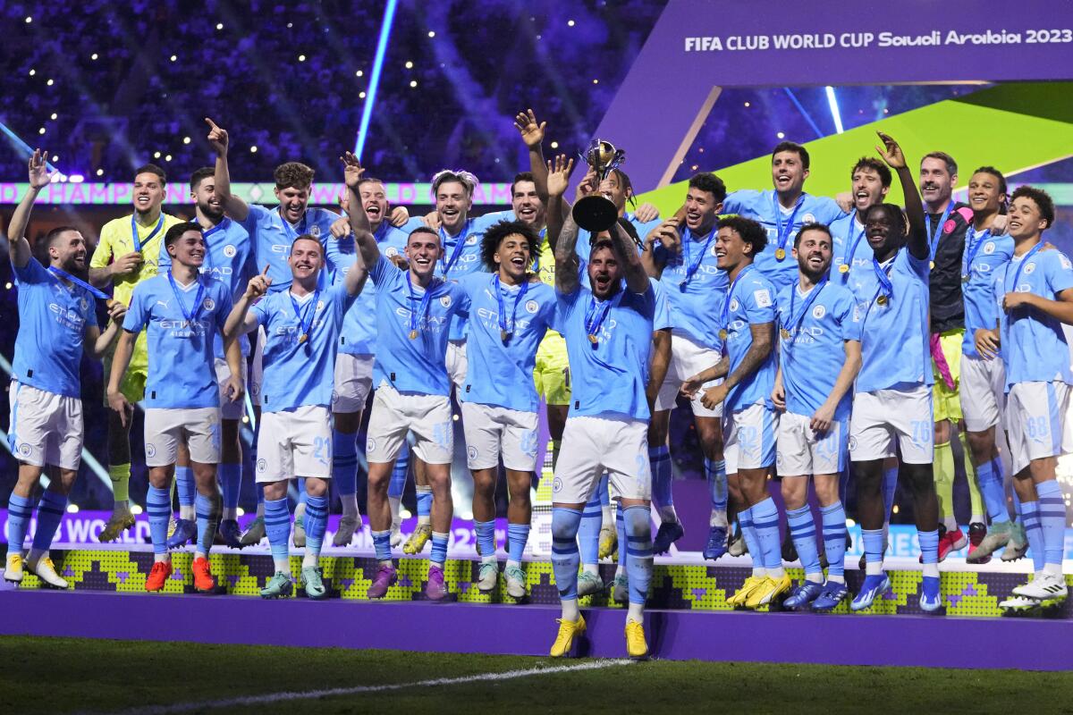 Kyle Walker del Manchester City levanta el trofeo de campeón tras la final del Mundial de Clubes