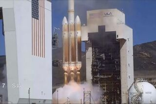 En foto difundida por United Launch Alliance, un satélite de la Oficina Nacional de Reconocimiento de EEUU es lanzado a órbita a bordo de un cohete Delta 4 Heavy de United Launch Alliance (ULA) el sábado 24 de septiembre de 2022, en la Base de la Fuerza Espacial Vandenberg en el condado Santa Bárbara, en California. (United Launch Alliance vía AP)