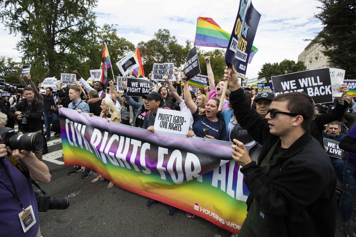 Partidarios de los derechos LGBTQ organizan una protesta frente a la Corte Suprema de EEUU, en Washington, el 8 de octubre de 2019. (Foto AP/Manuel Balce Cenata, Archivo)