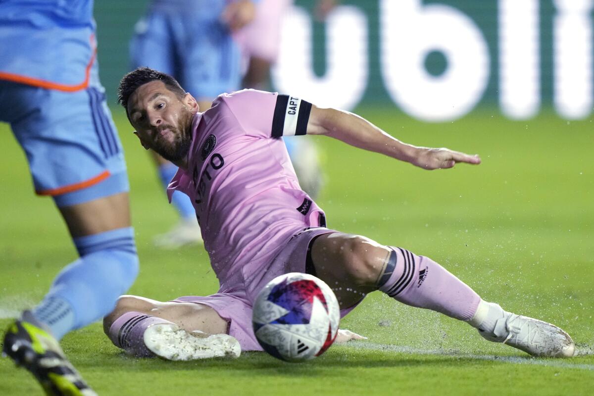 El argentino Lionel Messi, del Inter Miami, cae al césped durante el partido ante el New York City Fc,