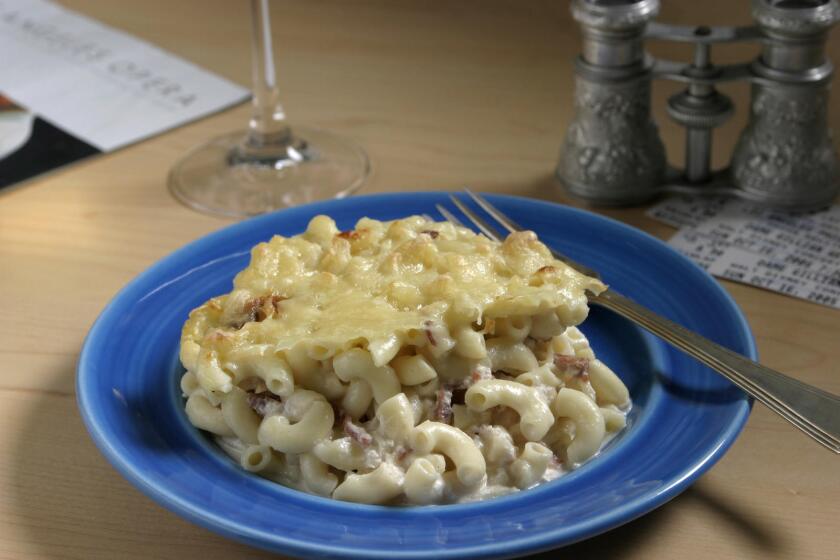 102092.FO.0928.Latenight--Studi shot of items for a late night supper. Macaroni and Cheese from CafÅ½ des Artistes.