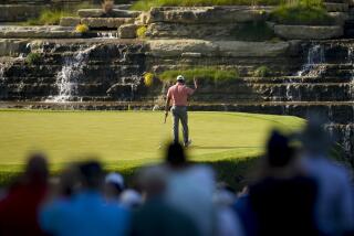 Tiger Woods agradece al público luego de embocar su putt en el hoyo 13, durante la primera ronda del Campeonato de la PGA, en Louisville, Kentucky, el jueves 16 de mayo de 2024 (AP Foto/Matt York)