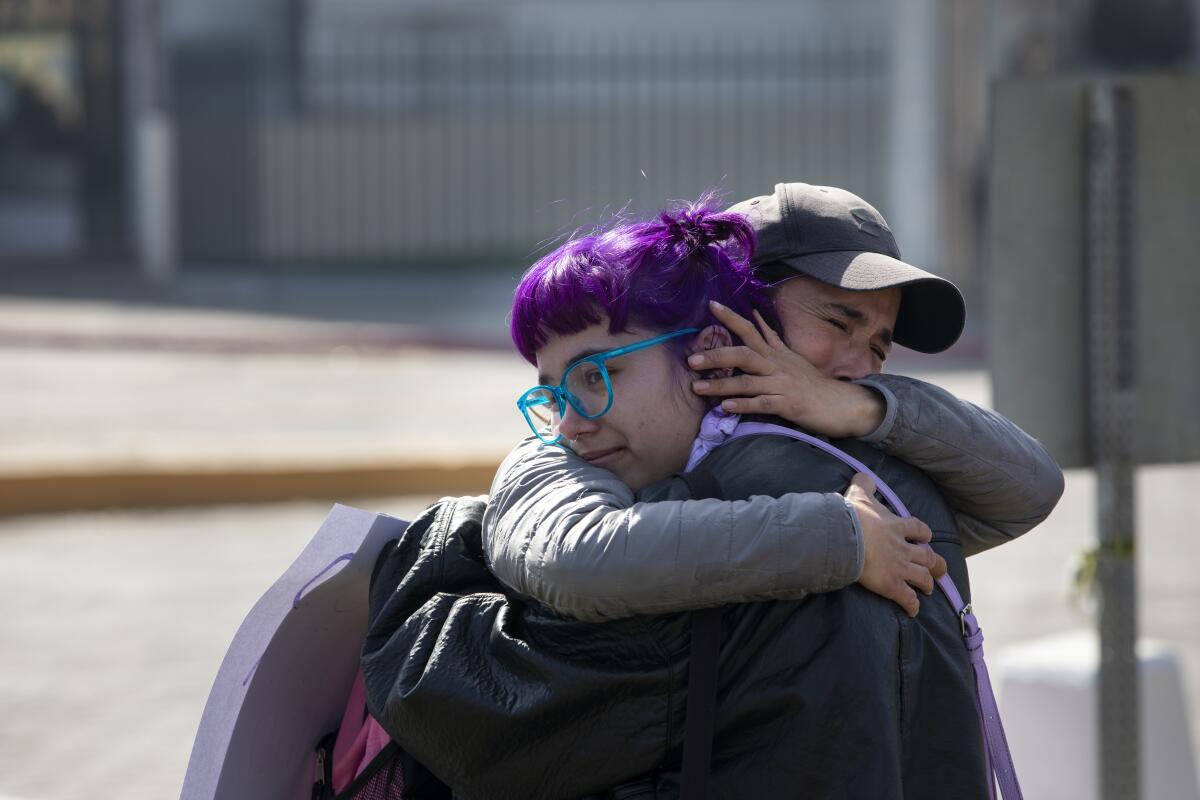 Andy, de 20 años, es abrazada por su madre Caro Torres, de 39, durante la marcha