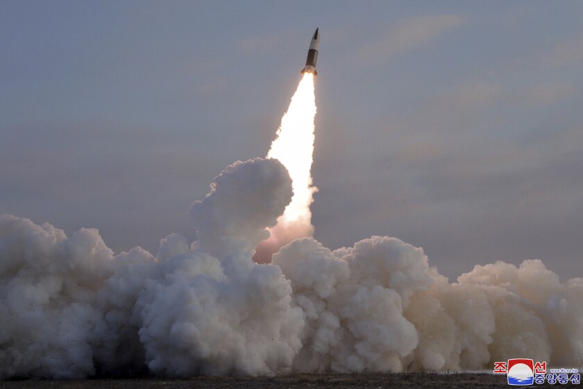 Esta foto proporcionada por el gobierno de Corea del Norte, muestra lo que dice ser un lanzamiento de prueba de un misil táctico guiado el lunes 17 de enero de 2022, en Corea del Norte. (Agencia Central de Noticias de Corea/Servicio de Noticias de Corea vía AP)