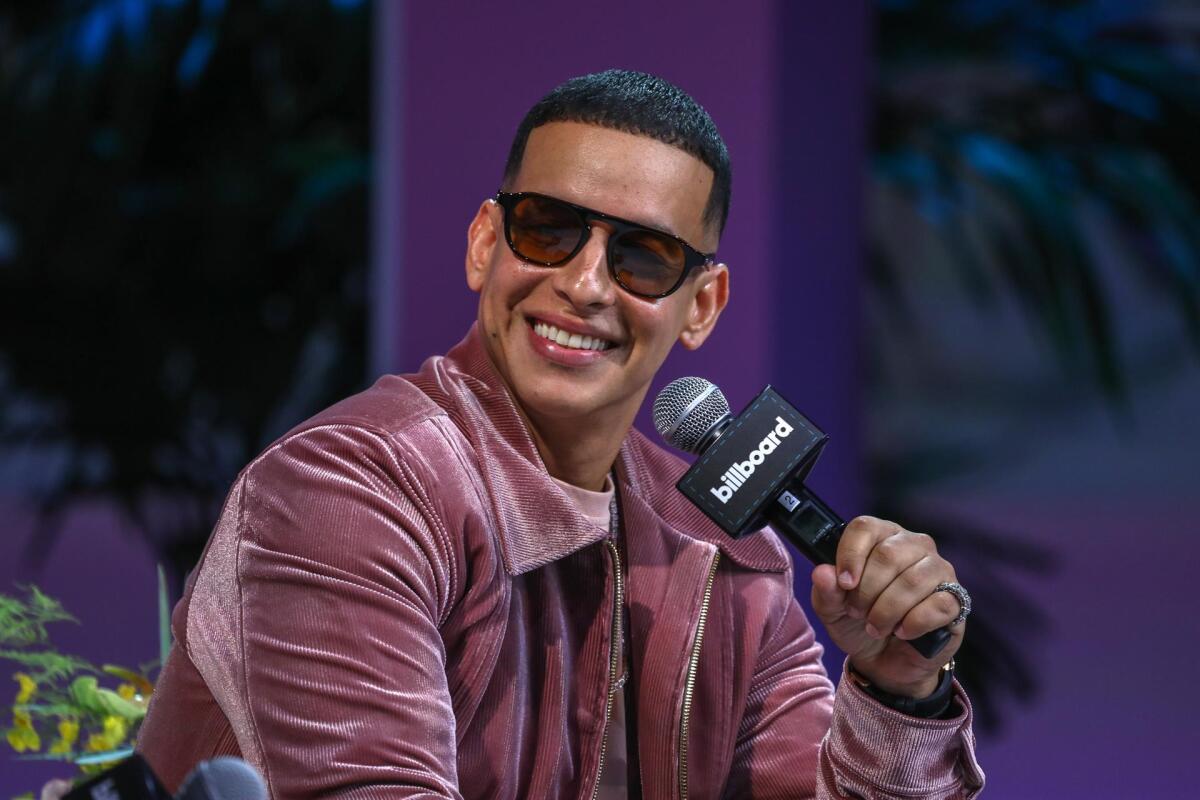 El artista puertorriqueño Daddy Yankee sonríe hoy durante su participación en el apartado "El superestrella"