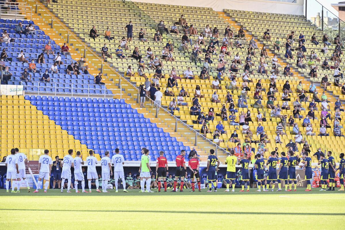 Un grupo reducido de aficionados espera el inicio del partido amistoso entre el Parma y Empoli, 