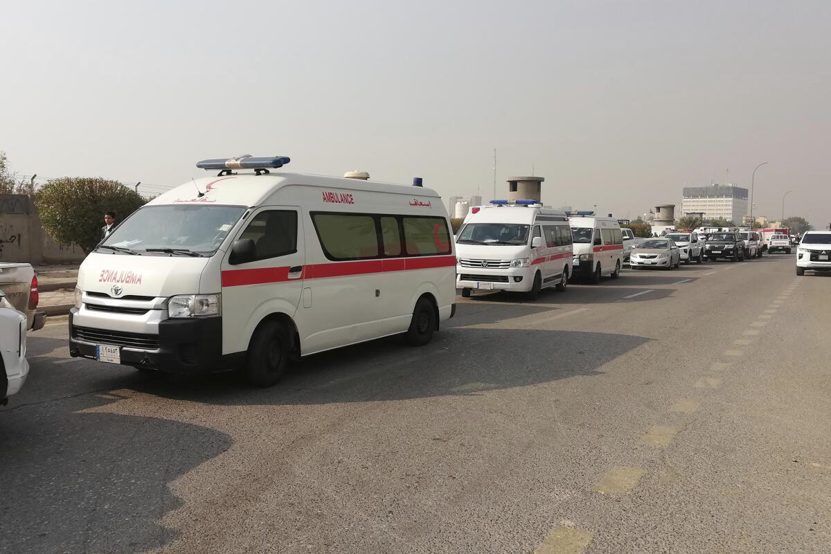 Ambulancias hacen fila frente al cuartel general de la Fuerzas de Movilización Popular