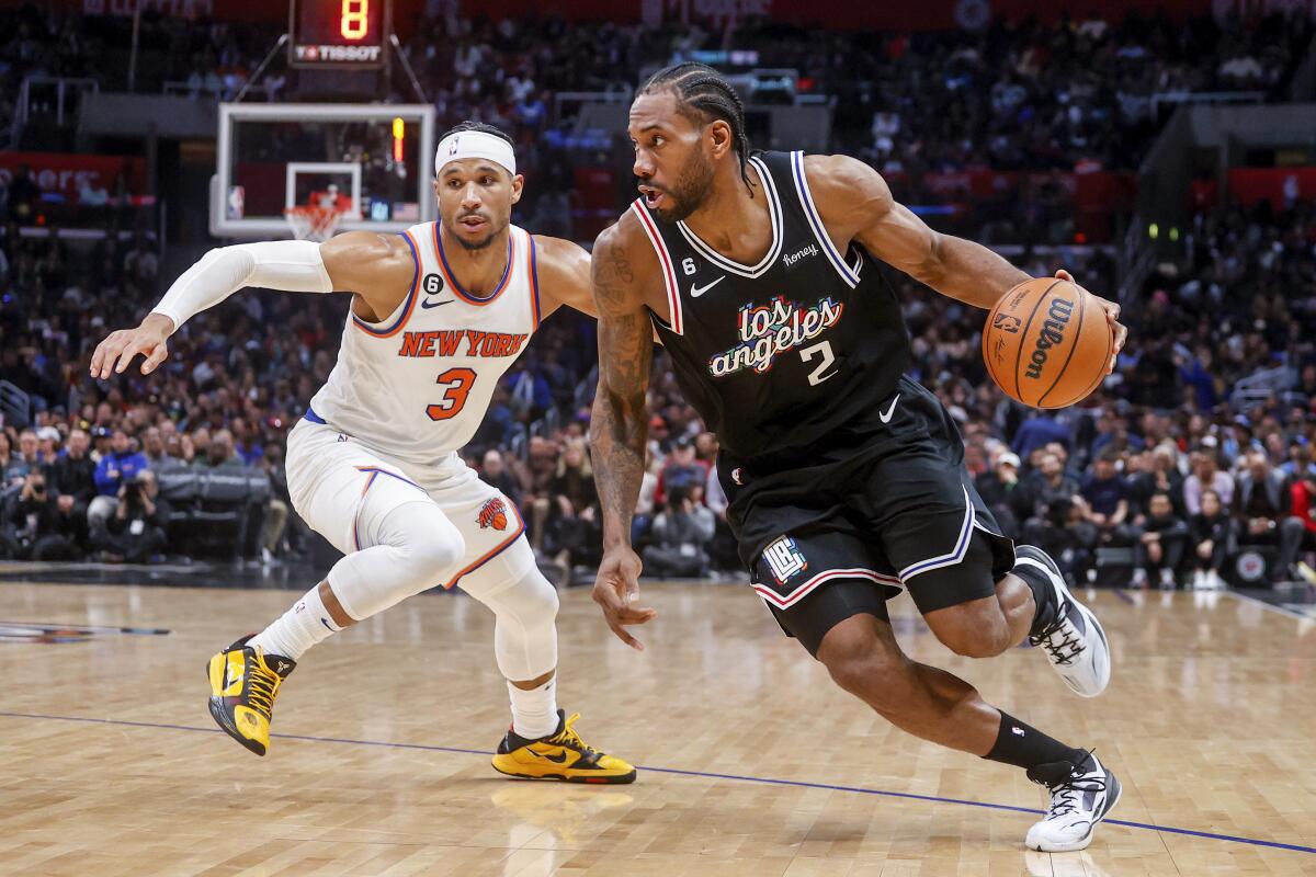 Kawhi Leonard, de los Clippers de Los Ángeles, elude a Josh Hart, de los Knicks de Nueva York, 