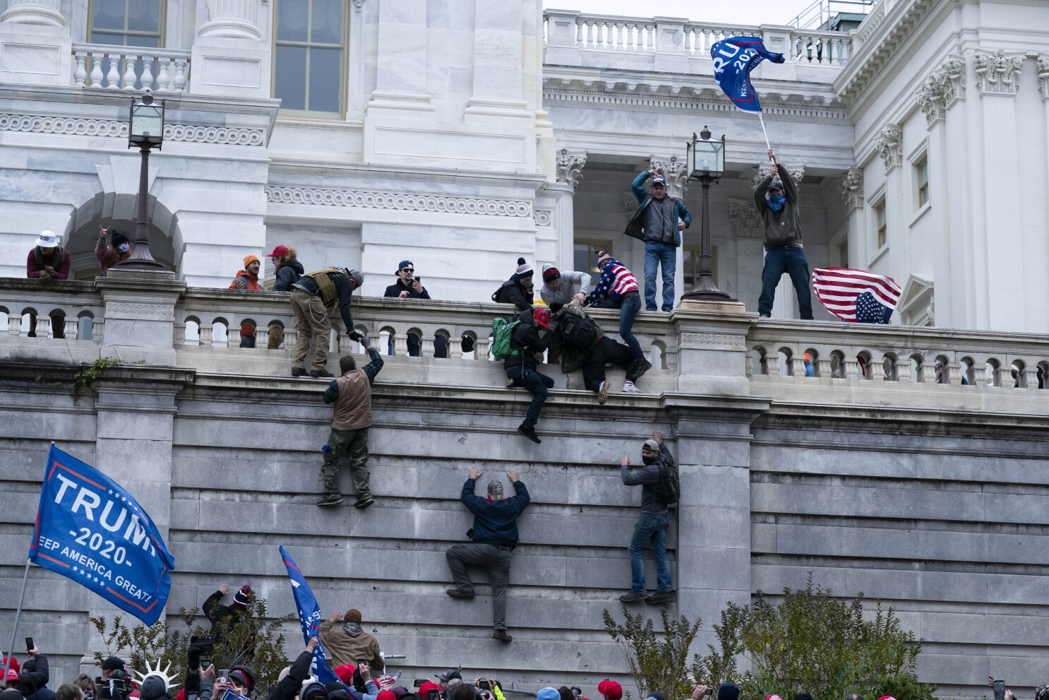 After the DC riots, the Capitol is getting a new 7-foot-fence - Los Angeles Times