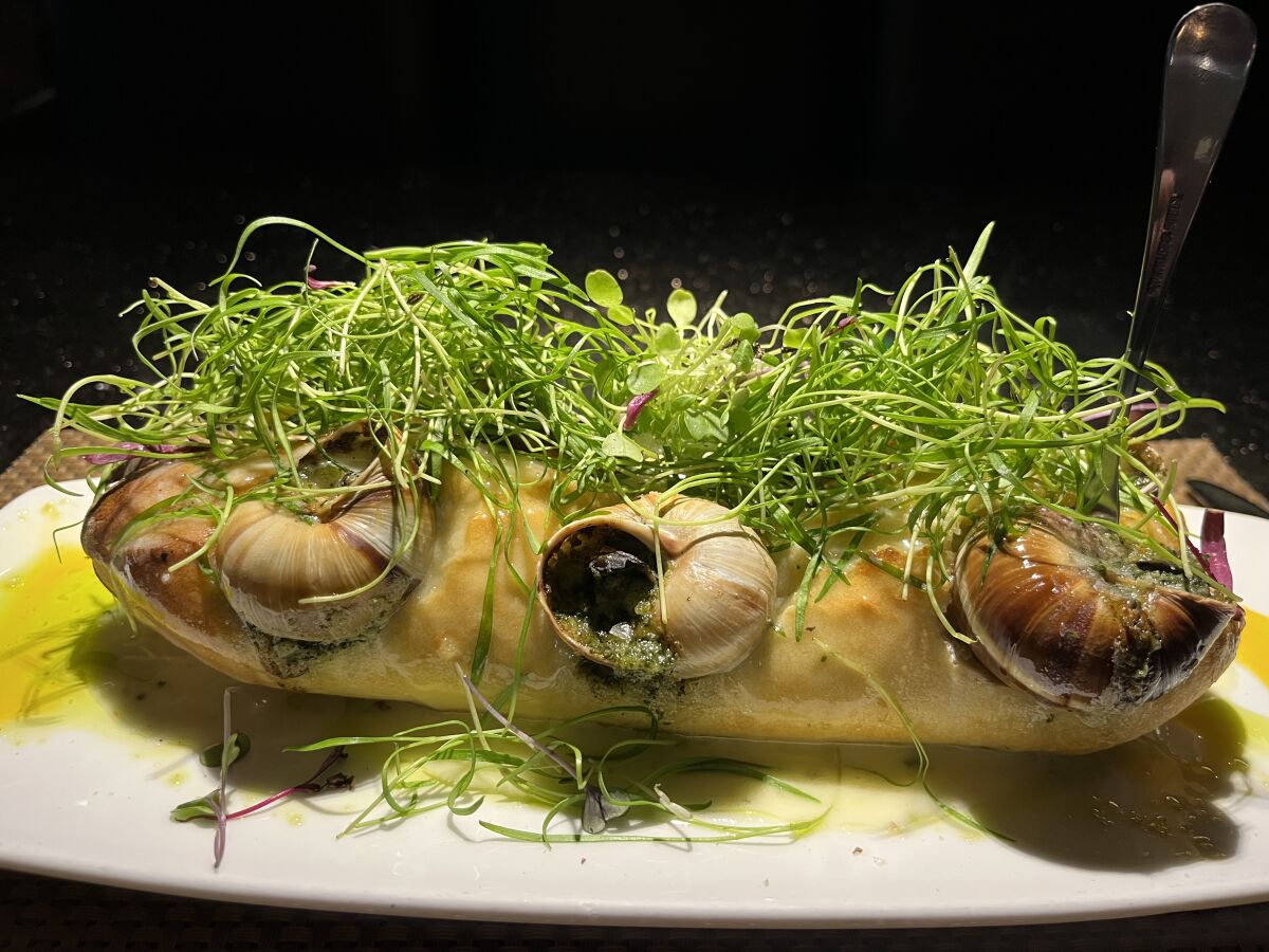 Um aperitivo escargot no Polo Steakhouse em Carlsbad.