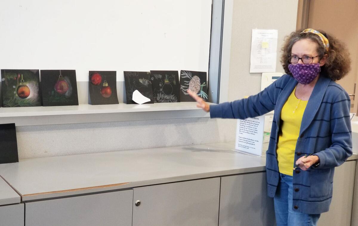Colored pencil artist Darcy Lohmann talking about her artwork during the “Show and Tell” segment.