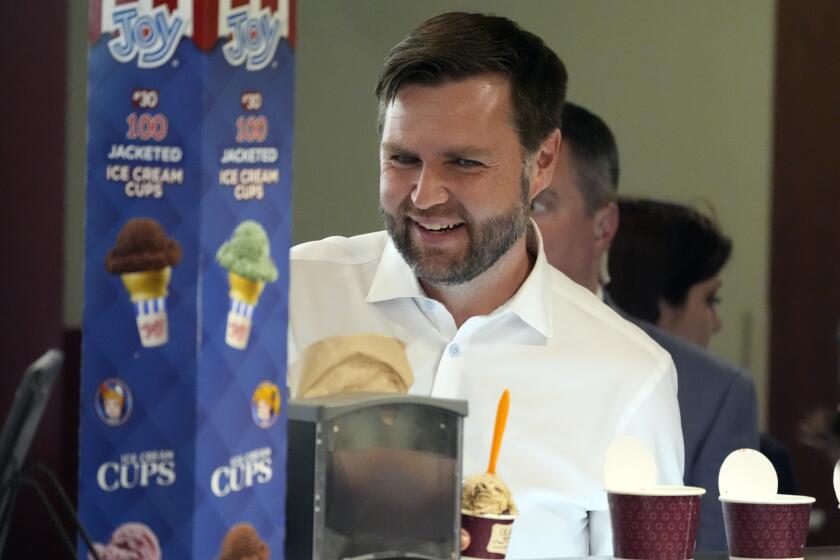 El candidato republicano a la vicepresidencia, JD Vance, pide helado en la Nevería Olson, el miércoles 7 de agosto de 2024, en Eau Claire, Wisconsin. (AP Foto/Alex Brandon)