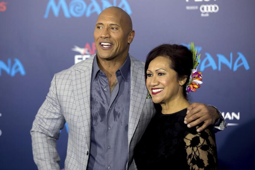 ARCHIVO - Dwayne Johnson y su madre, Ata Johnson, llegan al estreno de "Moana" en el AFI Fest el 14 de noviembre de 2016 en Los Ángeles. (Foto por Willy Sanjuan/Invision/AP, archivo)