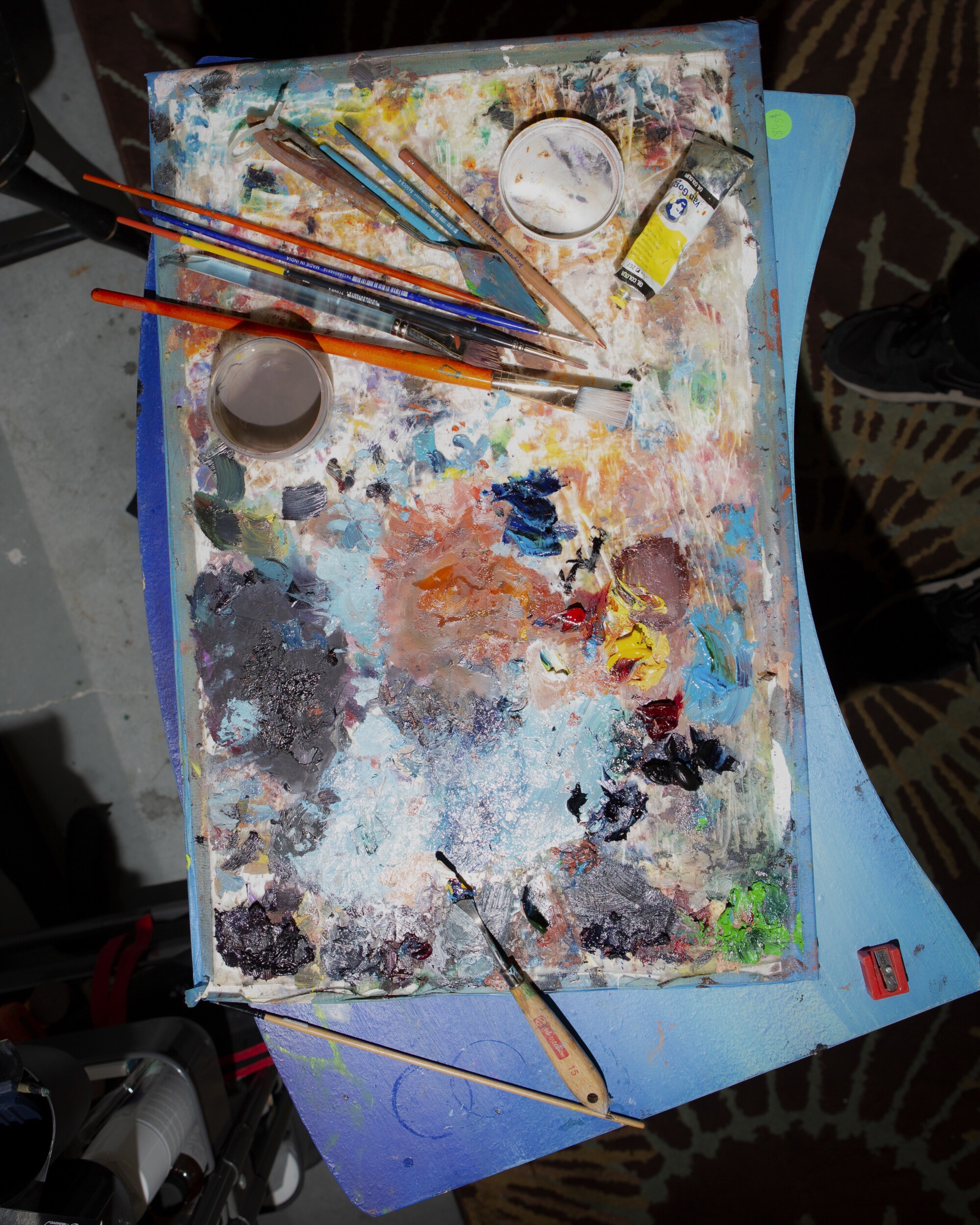 Pędzle i palety w pracowni Charlene Mosley w Normal Heights, San Diego.