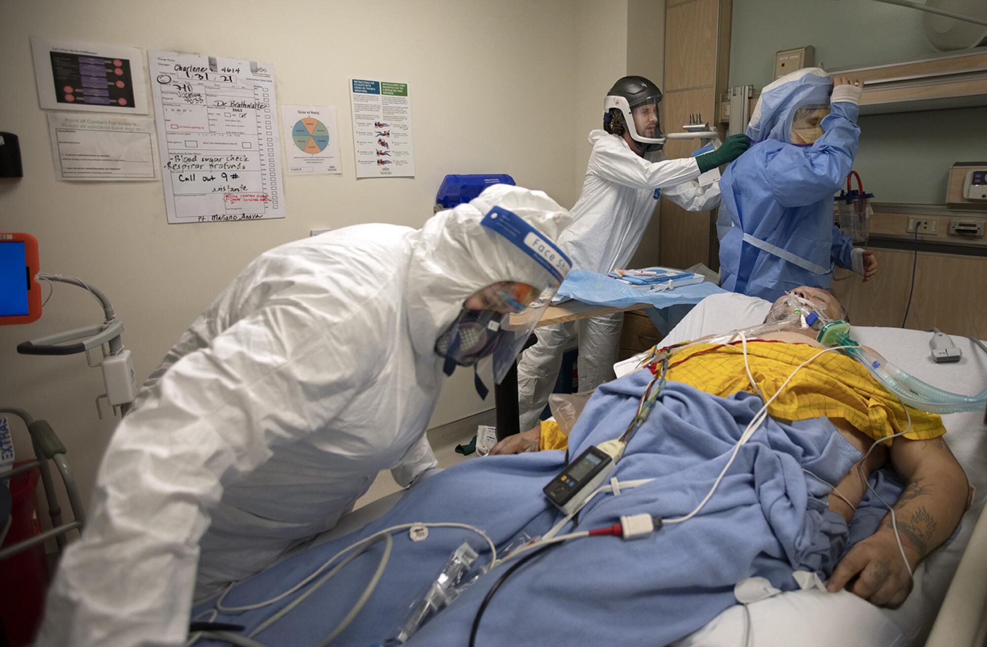 Medical experts prepare to intubate Mariano Zuñiga Anaya. 