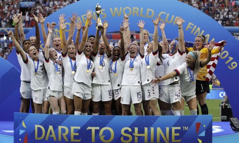 La selección de Estados Unidos celebra con el trofeo tras ganar la final de la Copa del Mundo femenil contra Holanda, en el Stade de Lyon en Decines, a las afueras de Lyon, Francia.