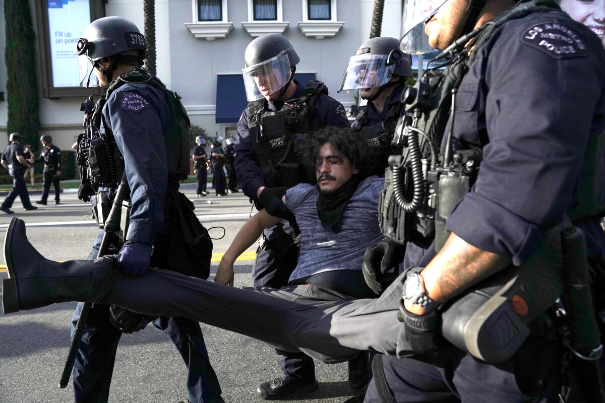 Un manifestante es arrestado en el distrito de Fairfax de Los Ángeles el sábado 30 de mayo de 2020.