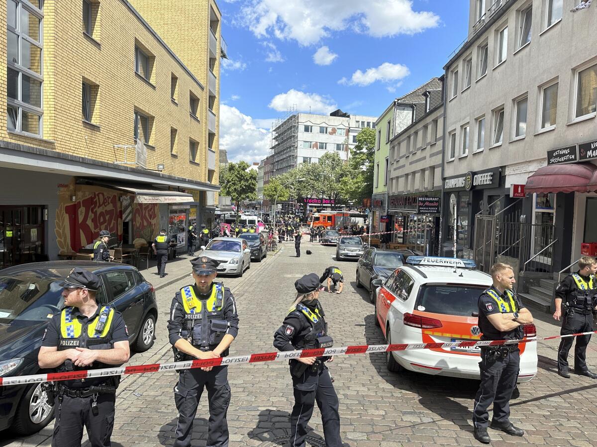 Agentes de la policía acordonan  