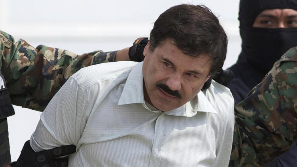 Joaquín “El Chapo” Guzmán, jefe del cártel de Sinaloa de México, es escoltado a un helicóptero en la ciudad de México después de ser capturado en febrero del 2014 en Mazatlán.
