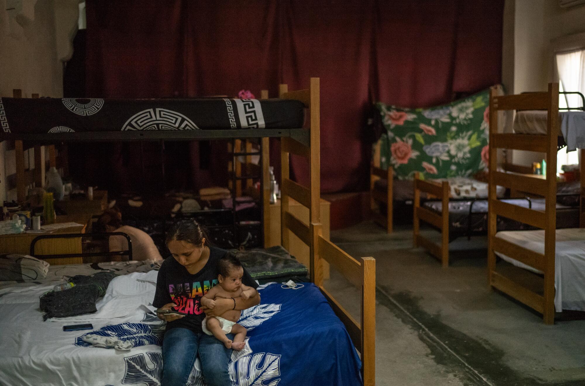Desafortunadamente tiene a su hijo en el refugio de migración de Oasis