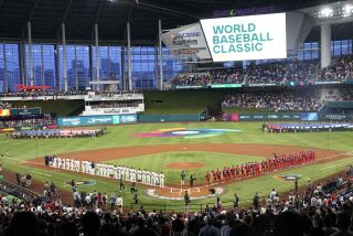 Los equipos de Estados Unidos y Cuba previo a la semifinal del Clásico Mundial de béisbol, el domingo 19 de marzo de 2023, en Miami. (AP Foto/Marta Lavandier)
