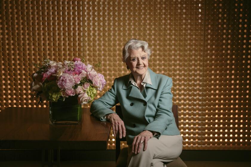 ARCHIVO - Angela Lansbury posa para un retrato en un día de promoción de "Blithe Spirit" en Los Angeles el 16 de diciembre de 2014. Lansbury falleció el 11 de octubre de 2022 en su casa en Los Angeles. Tenía 96 años. (Foto Casey Curry/Invision/AP, archivo)