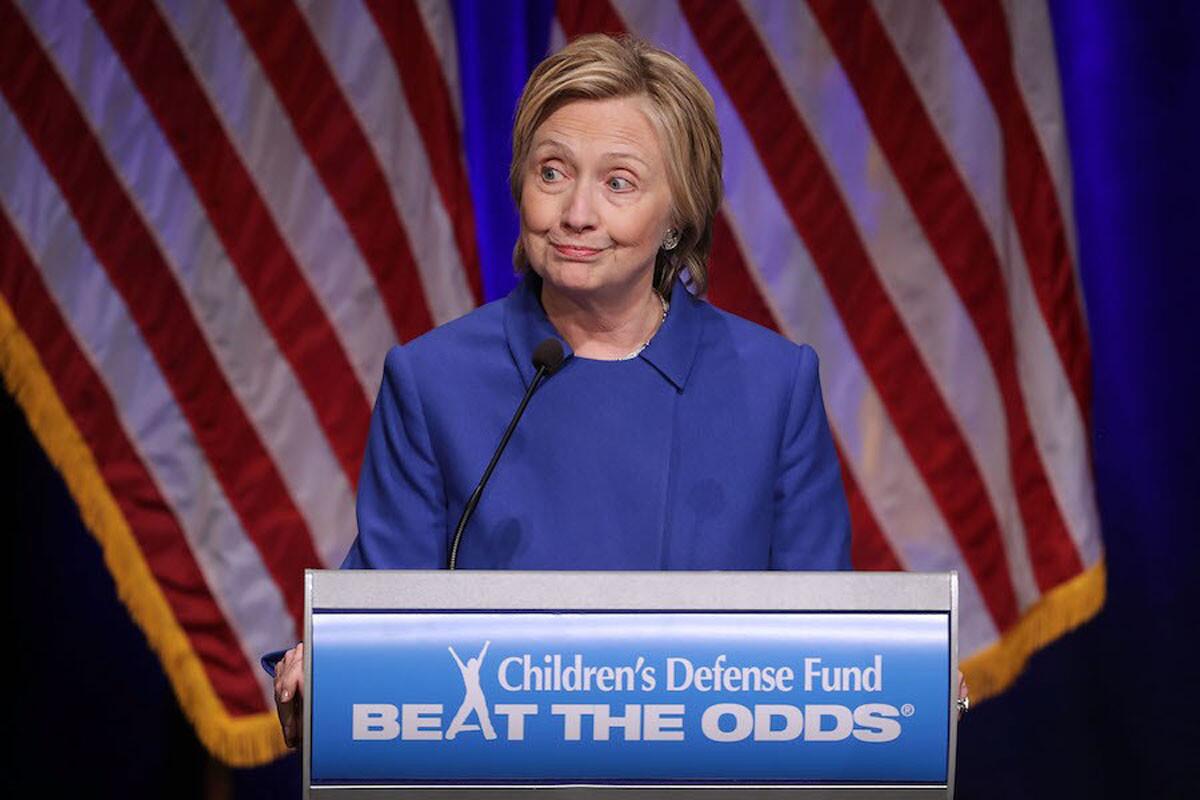 "Sé que muchos de ustedes están muy decepcionados por el resultado de las elecciones. Yo también lo estoy, más de lo que pueda expresar", dijo Clinton, en discurso durante un evento de beneficencia para niños.