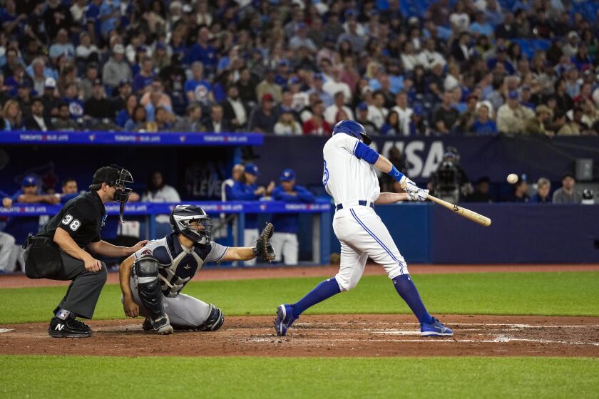 Brandon Belt (13), bateador designado de los Azulejos de Toronto, batea un cuadrangular solitario en contra de los Astros de Houston durante la sexta entrada en el juego de béisbol en Toronto, el miércoles 7 de junio de 2023. (Andrew Lahodynskyj/The Canadian Press vía AP)