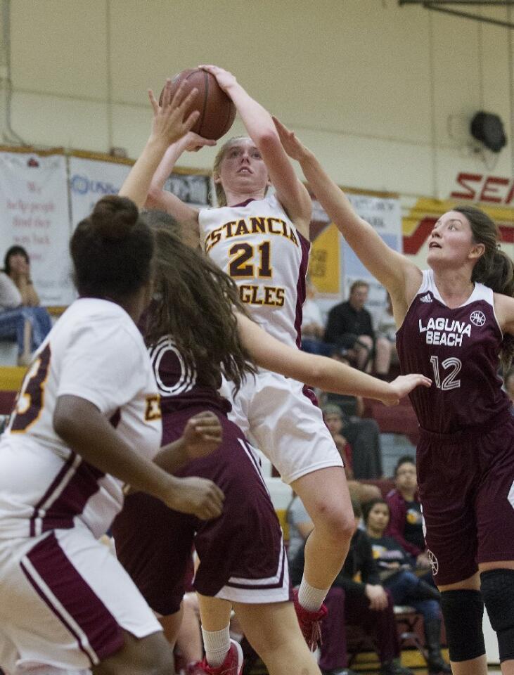 Estancia High's Finley Garnett (21) attempts to score during the second half against Laguna Beach.