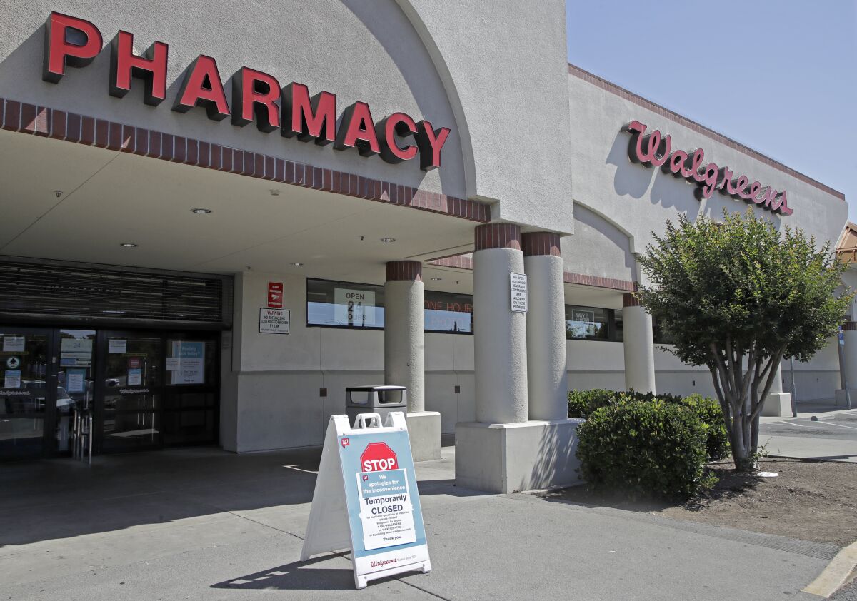 Sign alerting customers to a closed Walgreens store