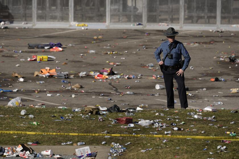 ARCHIVO - Un agente de policía contempla los escombros tras un tiroteo durante el festejo de los Kansas City Chiefs, ganadores del Super Bowl, en Kansas City, Missouri, 14 de febrero de 2024. (AP Foto/Charlie Riedel, File)