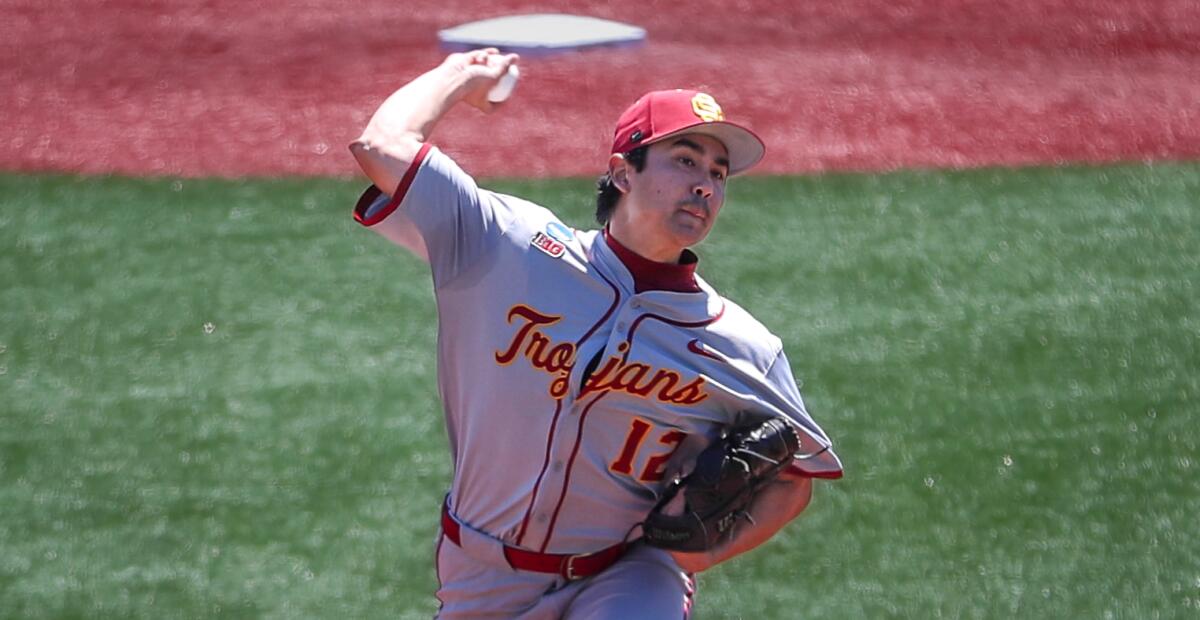 USC sürahi Caden Aoki, Cuma günü TCU karşısında 13-1 galibiyet sırasında sunuyor.