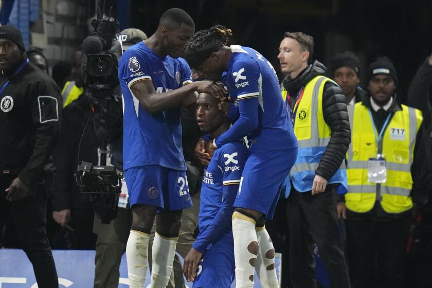 Nicolas Jackson (centro) celebra tras anotar el segundo gol de Chelsea en la victoria 2-0 ante Tottenham en la Liga Premier, el jueves 2 de mayo de 2024. (AP Foto/Kirsty Wigglesworth)