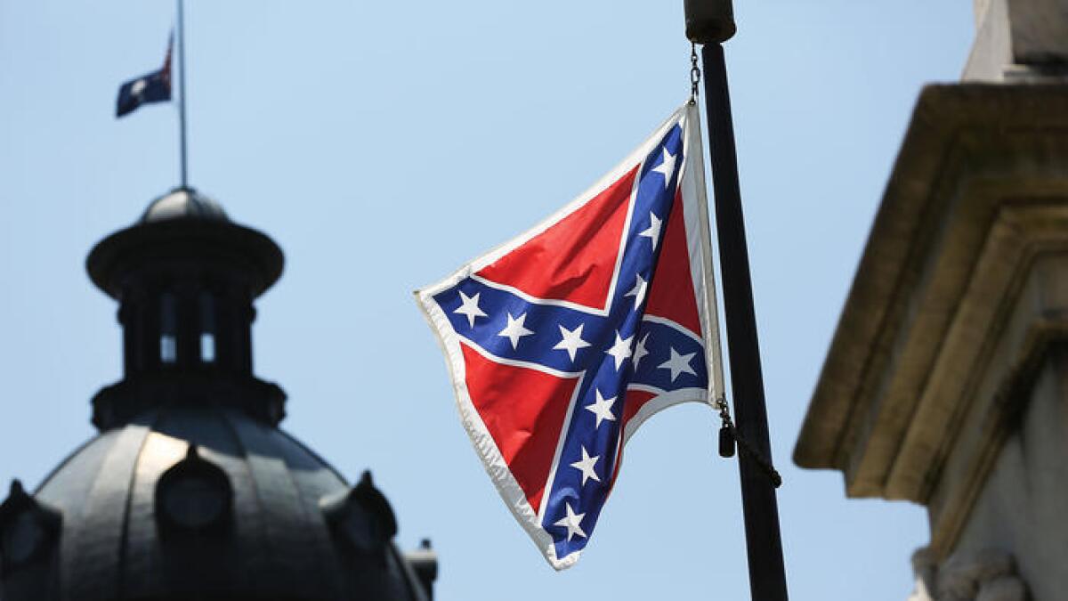 Nikki Haley, gobernadora de Carolina del sur ha abogado por bajar la bandera de batalla Confederada en instalaciones del poder legislativo.Arriba, la bandera en Capitolio del estado.