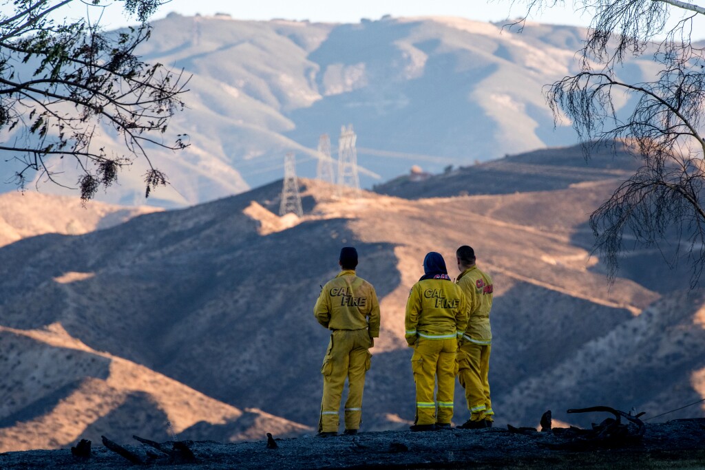 Tick fire in Santa Clarita Valley is burning homes and threatening ...