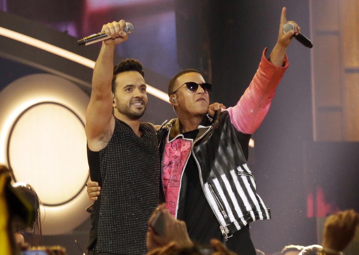 Pese al éxito de "Despacito", un fenómeno mundial que encabeza las listas de popularidad en decenas de países, el respectivo videoclip no ha sido nominado a los Premios MTV.