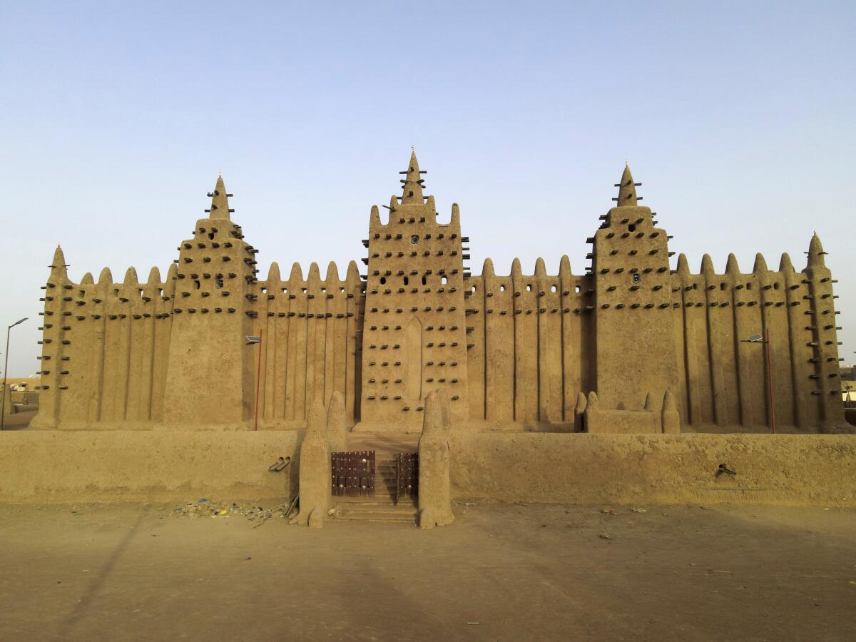 En esta imagen de archivo, el edificio de adobe más grande del mundo, la Gran Mezquita de Djenné, 