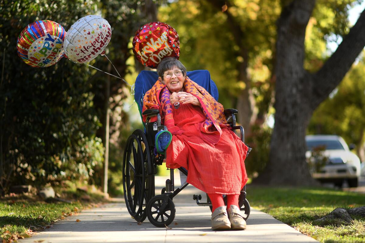 Dorothy Rusch, quien recientemente cumplió 101 años, fue vacunada en su casa en Pasadena.