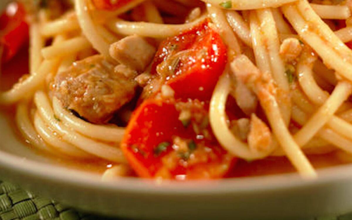 Spaghetti with tuna and cherry tomatoes