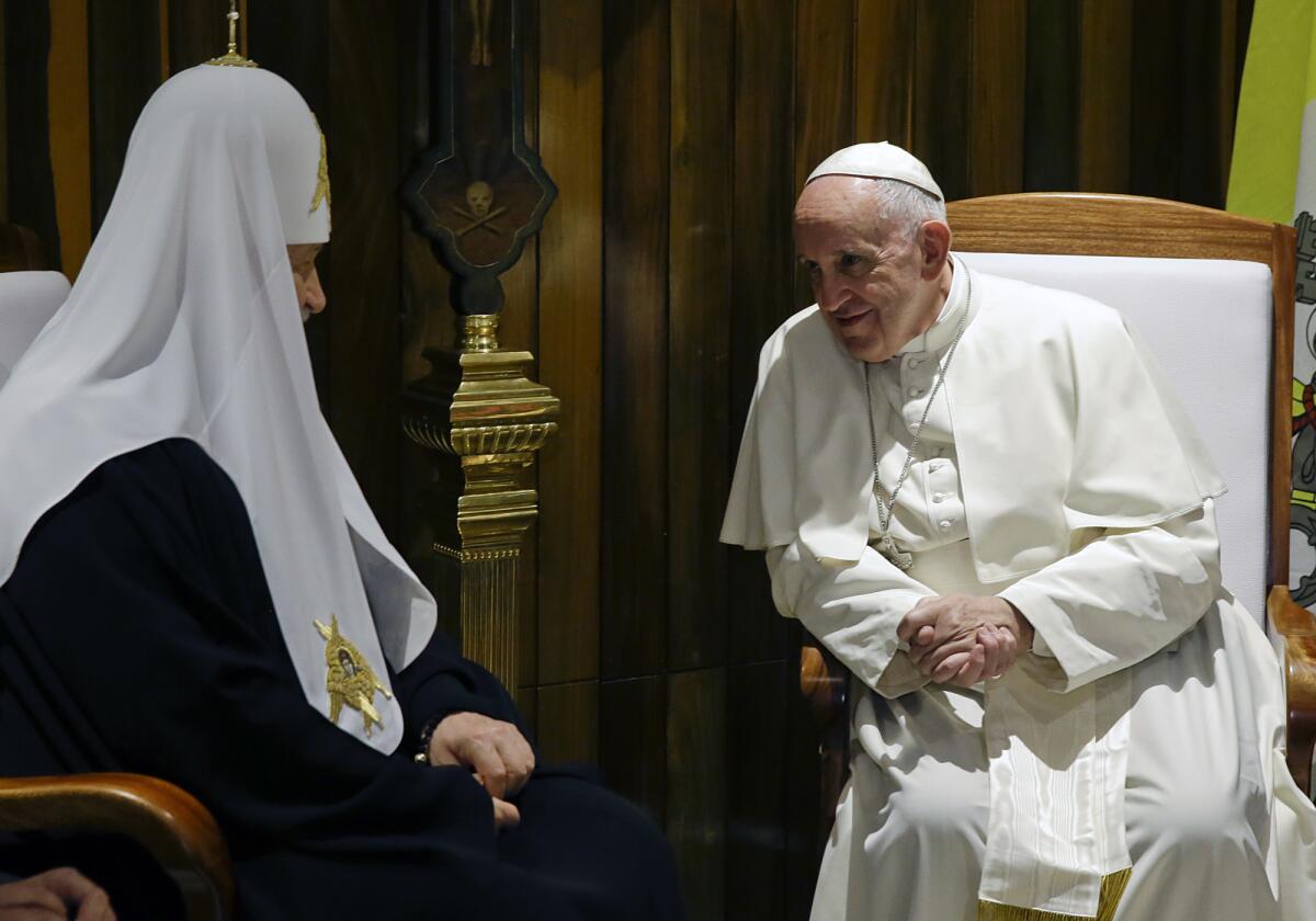 El papa Francisco se reúne con el patriarca de la Iglesia Ortodoxa Rusa Kirill en el Aeropuerto Internaiconal José Martí de La Habana el viernes 12 de febrero de 2016. El papa Francisco aterrizó el viernes en Cuba para la primera reunión de un papa con el líder la Iglesia Ortodoxa, un desarrollo histórico en 1.000 años de sisma dentro del cristianismo. (Foto AP/Gregorio Borgia)