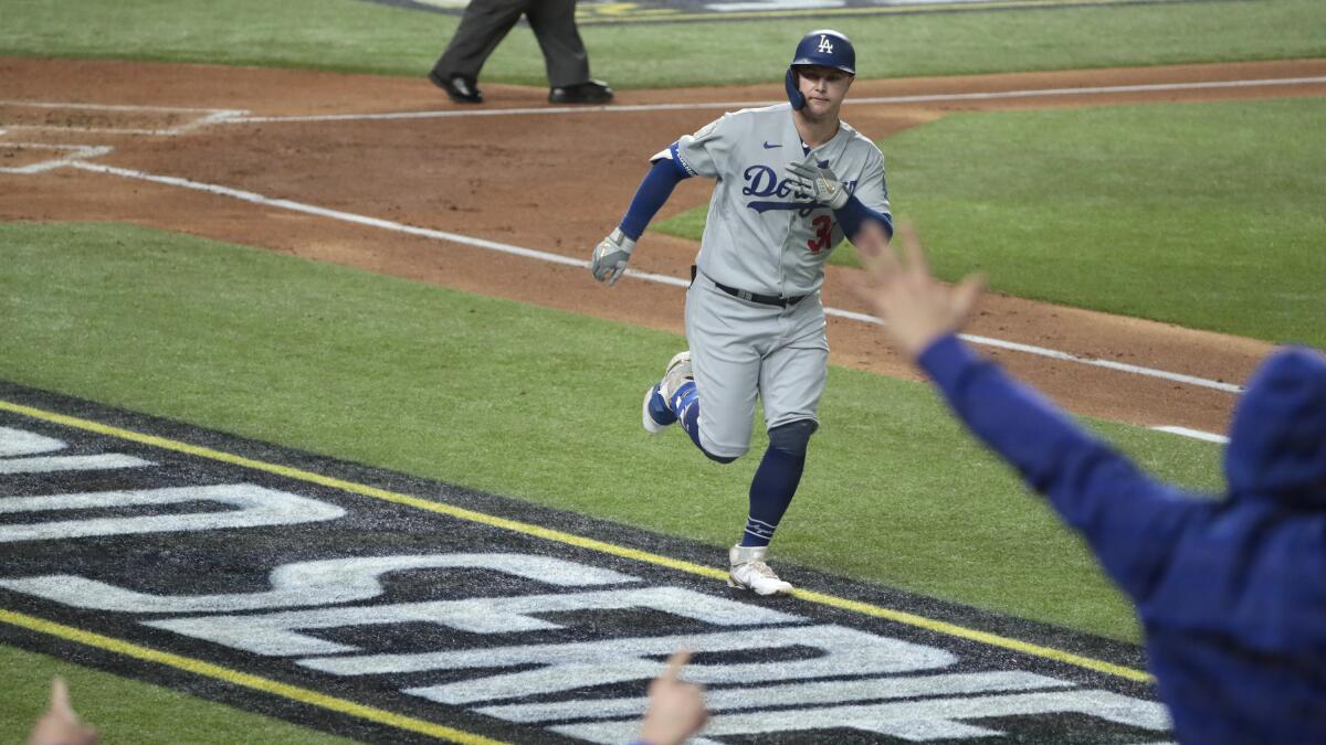 Randy Arozarena posed so hard after robbing home run with great catch