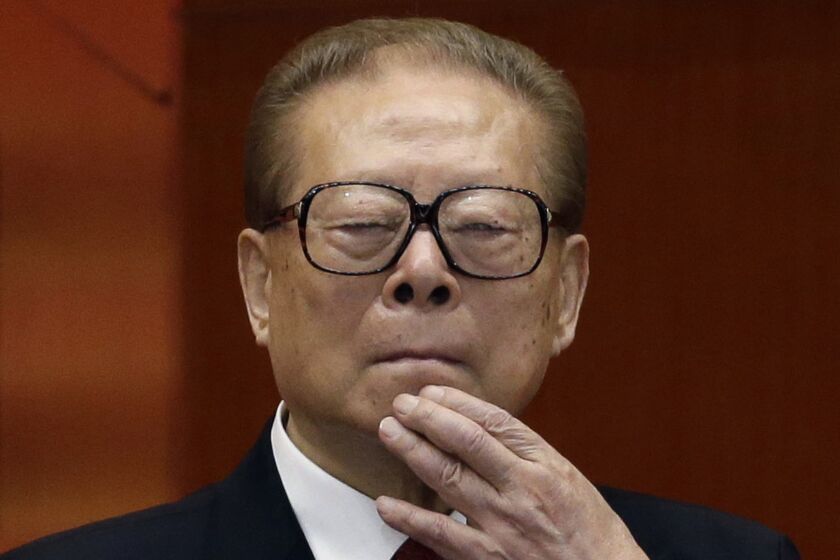 ARCHIVO - El expresidente de China Jiang Zemin observa la inauguración del 18vo Congreso del Partido Comunista, en el Gran Salón del Pueblo en Beijing, el 8 de noviembre de 2012. Jiang falleció el miércoles 30 de noviembre de 2022 a los 96 años. (AP Foto/Ng Han Guan, Archivo)