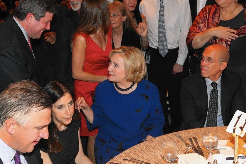 Jeffrey Katzenberg, a la derecha, con Hillary Clinton en un evento de 2013 en el Hotel Beverly Wilshire. Su respaldo fue clave para recaudar fondos de la industria del entretenimiento para la carrera presidencial de 2016. Ahora está donando a 14 candidatos mientras él decide a quién respaldar. (Christopher Polk / Getty Images)