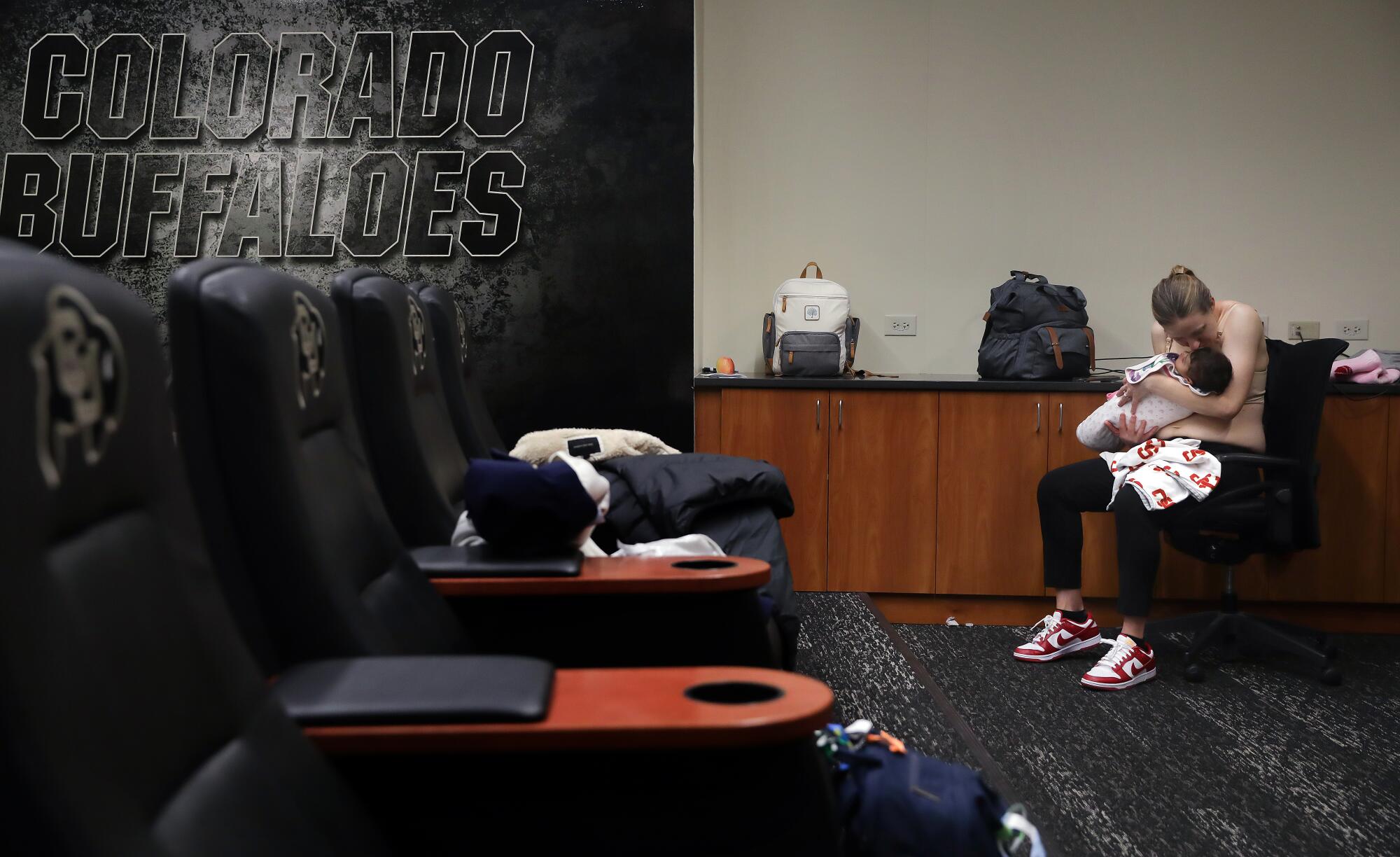 Lindsay Gottlieb kisses her daughter Reese moments after her team won their game against the Colorado Buffaloes.